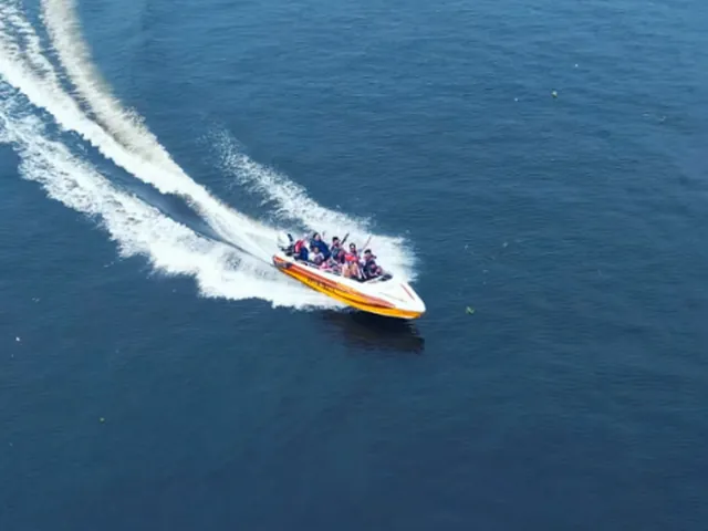 A speed boat turning across the lake