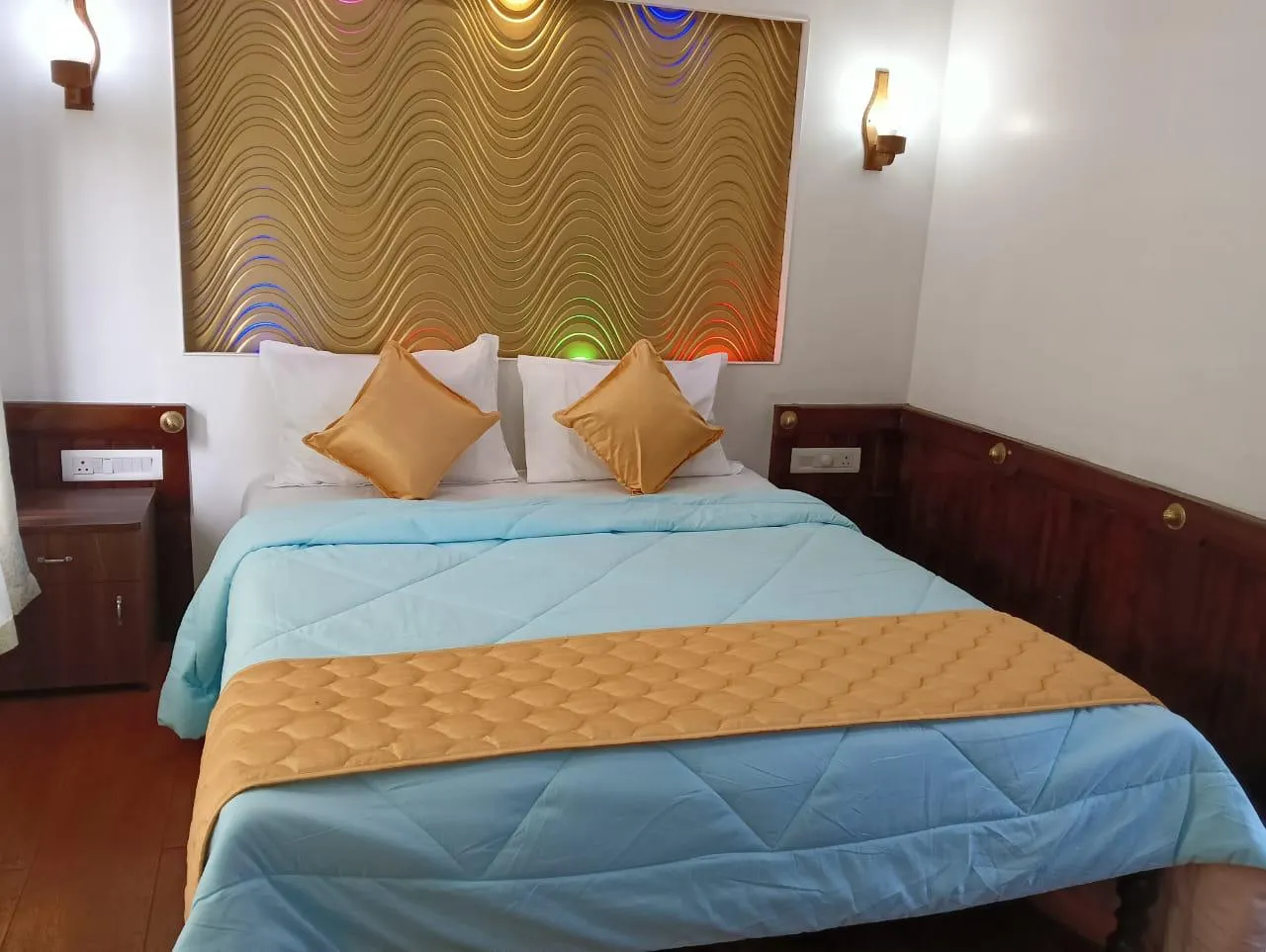 Blue Finz  - 1 Bedroom Premium Houseboat Interior View | Kerala Houseboat Cruise | Alleppey Green Tourism