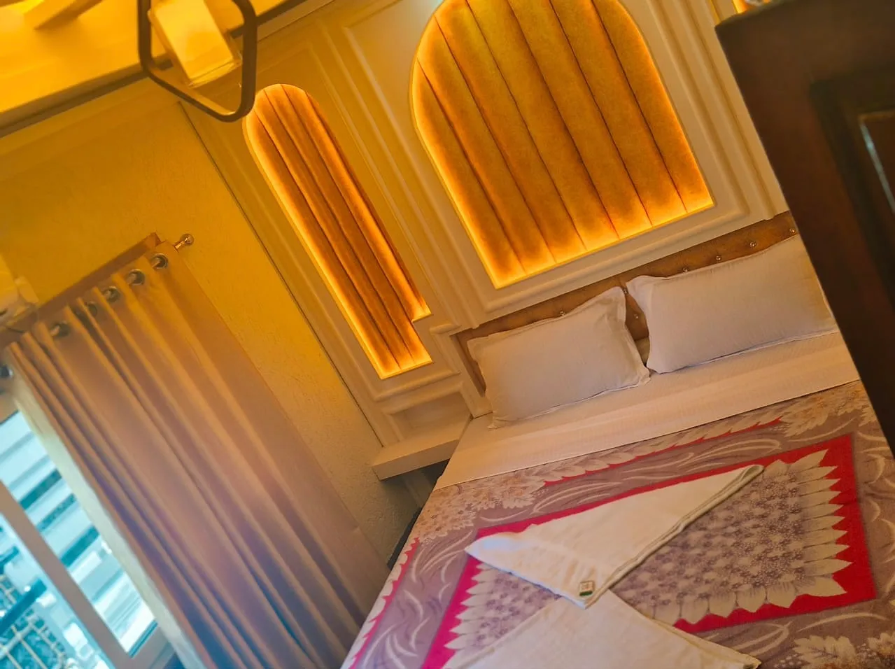 Robin Premium  - 1 Bedroom Premium Houseboat Interior View | Alleppey Backwaters | Alleppey Green Tourism