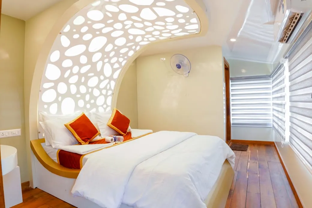 4 Sight Premium - 8 Bedroom Premium Houseboat Interior View | Kerala Houseboat Cruise | Alleppey Green Tourism