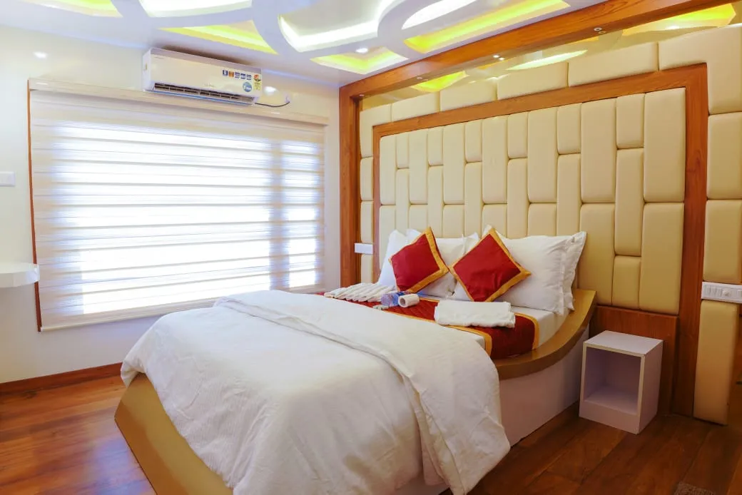 4 Sight Premium - 8 Bedroom Premium Houseboat Interior View | Kerala Houseboat Cruise | Alleppey Green Tourism