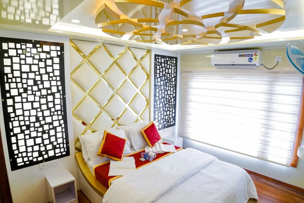 4 Sight Premium - 8 Bedroom Premium Houseboat Interior View | Alleppey Backwaters | Alleppey Green Tourism