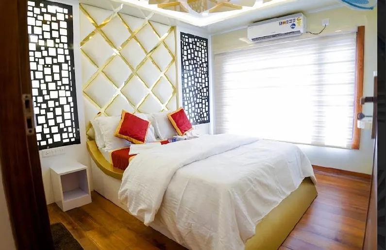 4 Sight Premium - 7 Bedroom Premium Houseboat Interior View | Kerala Houseboat Cruise | Alleppey Green Tourism