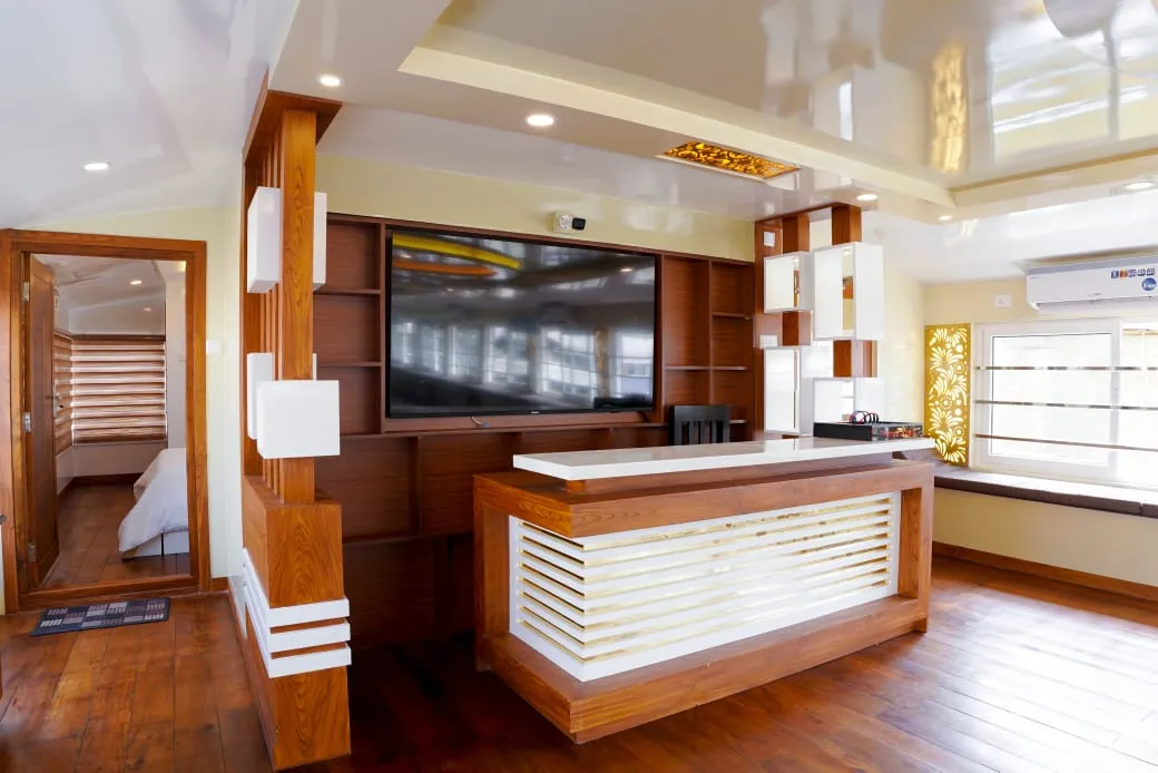 4 Sight Premium - 7 Bedroom Premium Houseboat Interior View | Alleppey Backwaters | Alleppey Green Tourism