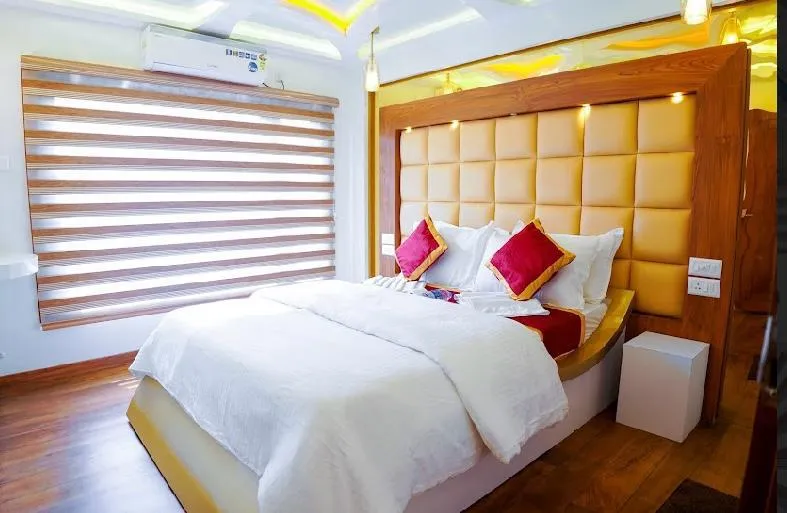 4 Sight Premium - 7 Bedroom Premium Houseboat Interior View | Alleppey Backwaters | Alleppey Green Tourism