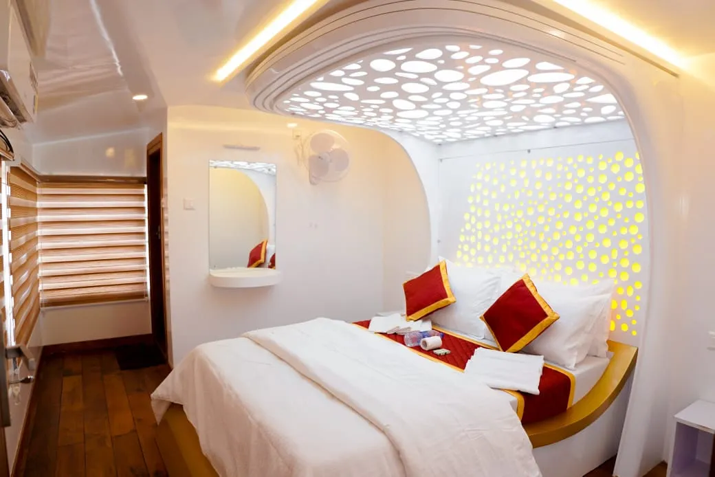 4 Sight Premium - 7 Bedroom Premium Houseboat Interior View | Kerala Houseboat Cruise | Alleppey Green Tourism