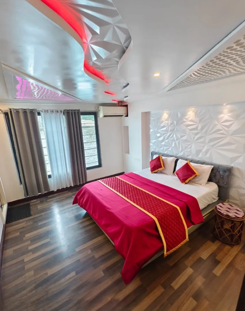 Anil Premium - 5 Bedroom Premium Houseboat Interior View | Kerala Houseboat Cruise | Alleppey Green Tourism