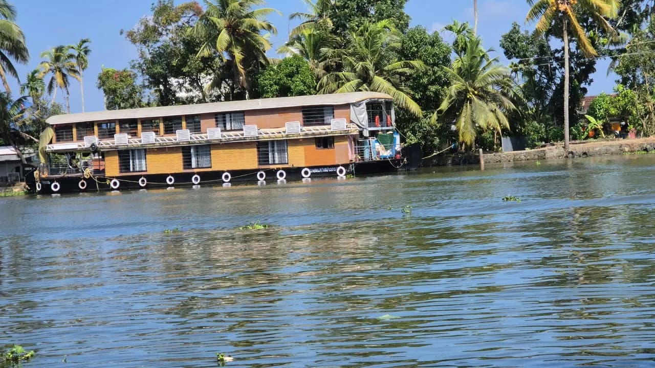 Anil Premium - 5 Bedroom Premium Houseboat Interior View | Alleppey Backwaters | Alleppey Green Tourism