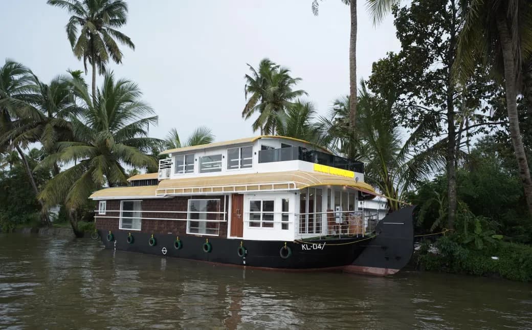 Blue Diamond Premium - 2 Bedroom Premium Houseboat Interior View | Kerala Houseboat Cruise | Alleppey Green Tourism
