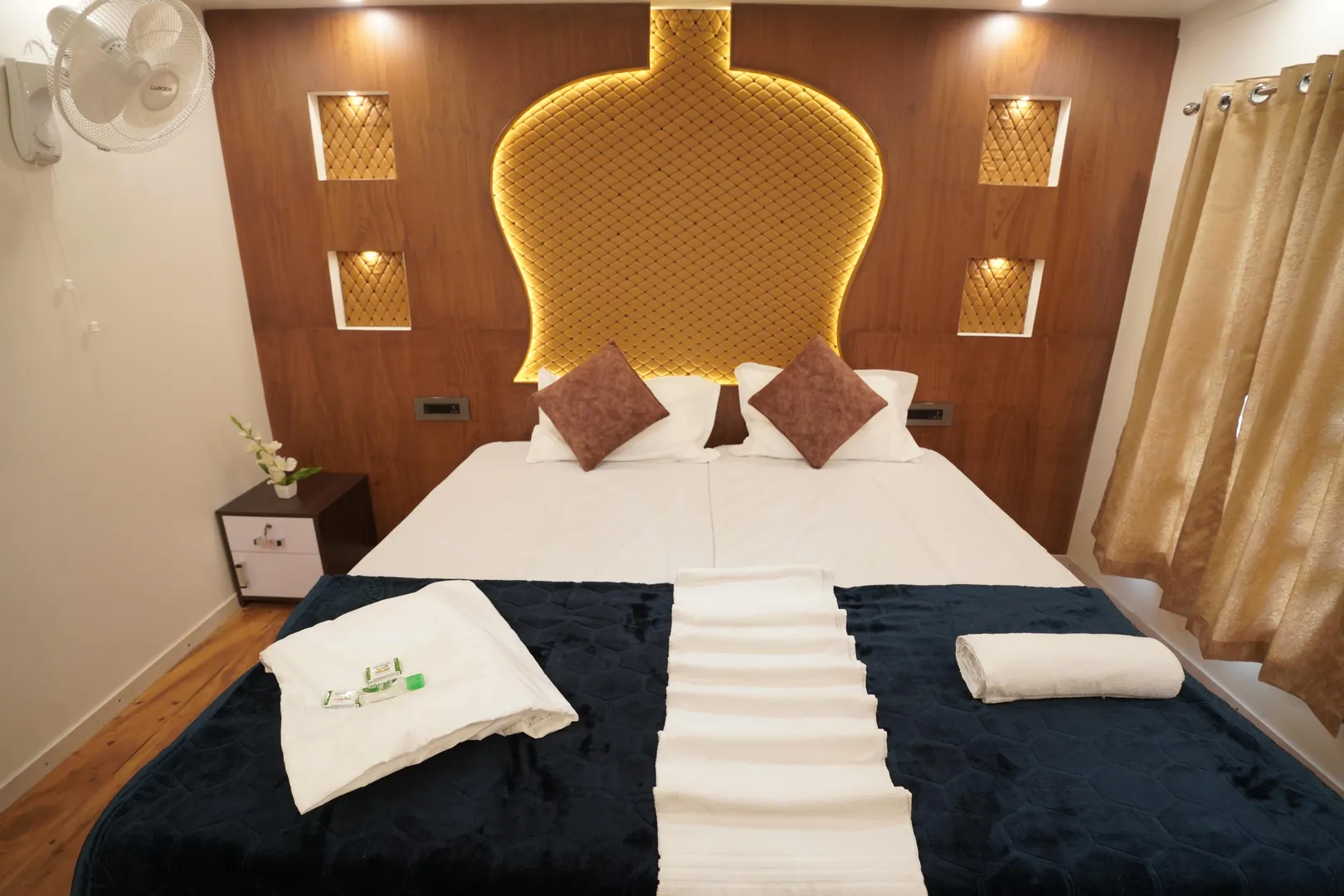 Blue Diamond Premium - 2 Bedroom Premium Houseboat Interior View | Kerala Houseboat Cruise | Alleppey Green Tourism