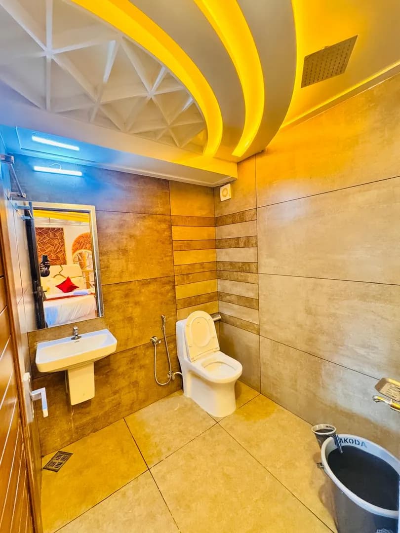 Defender Premium - 7 Bedroom Deluxe Houseboat Interior View | Alleppey Backwaters | Alleppey Green Tourism