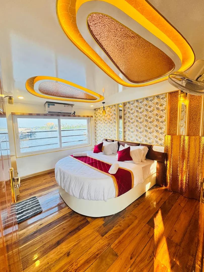 Defender Premium - 7 Bedroom Deluxe Houseboat Interior View | Alleppey Backwaters | Alleppey Green Tourism