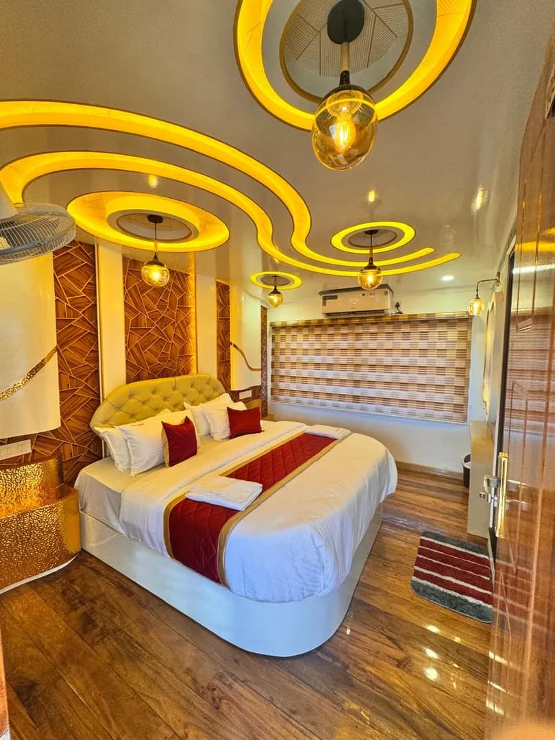 Defender Premium - 7 Bedroom Deluxe Houseboat Interior View | Kerala Houseboat Cruise | Alleppey Green Tourism
