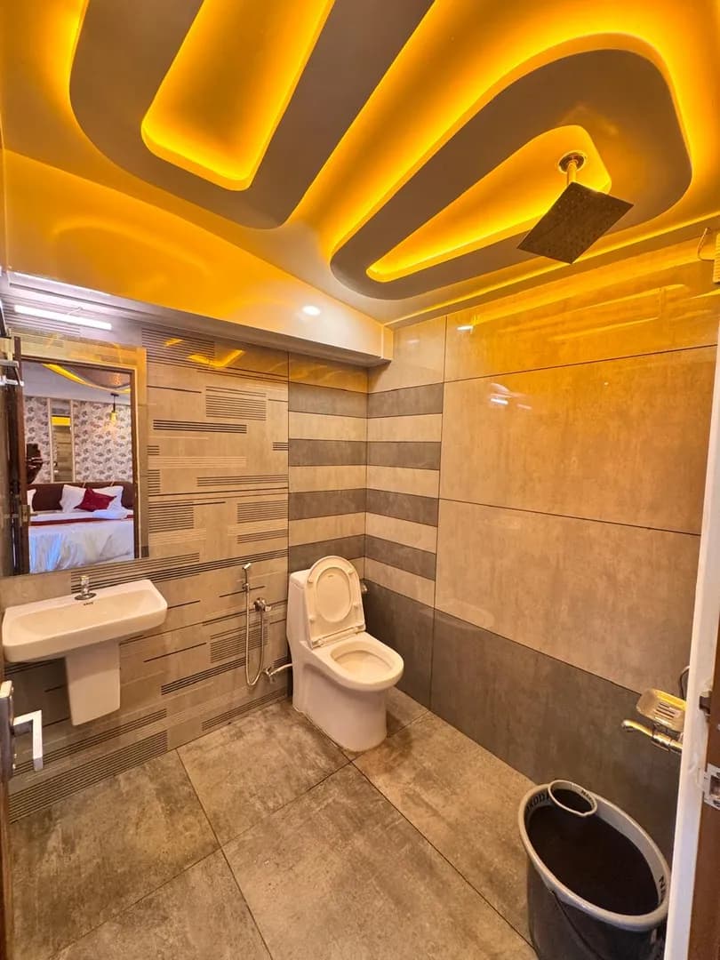 Defender Premium - 7 Bedroom Deluxe Houseboat Interior View | Kerala Houseboat Cruise | Alleppey Green Tourism