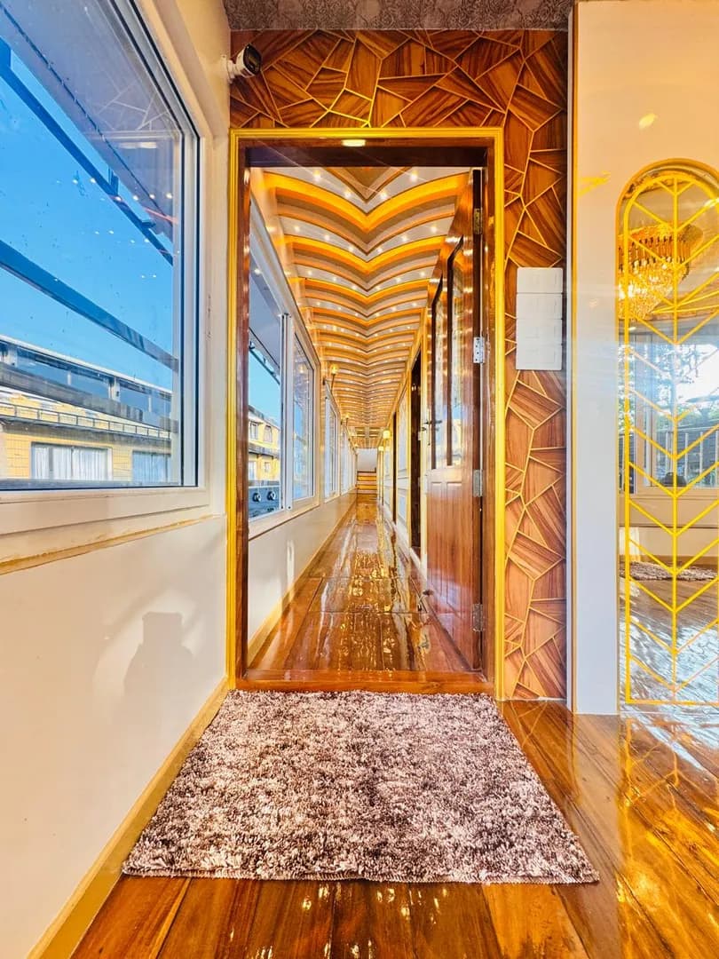 Defender Premium - 7 Bedroom Deluxe Houseboat Interior View | Alleppey Backwaters | Alleppey Green Tourism