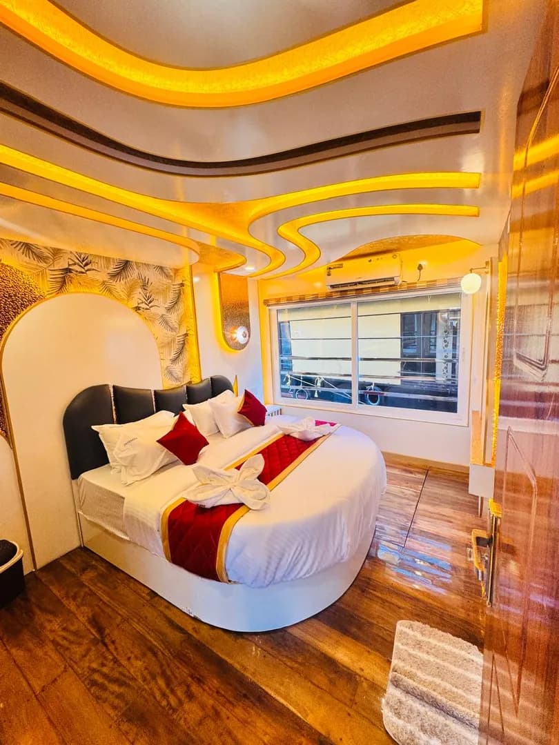Defender Premium - 7 Bedroom Deluxe Houseboat Interior View | Kerala Houseboat Cruise | Alleppey Green Tourism