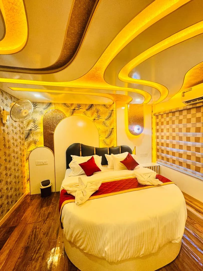 Defender Premium - 7 Bedroom Deluxe Houseboat Interior View | Kerala Houseboat Cruise | Alleppey Green Tourism