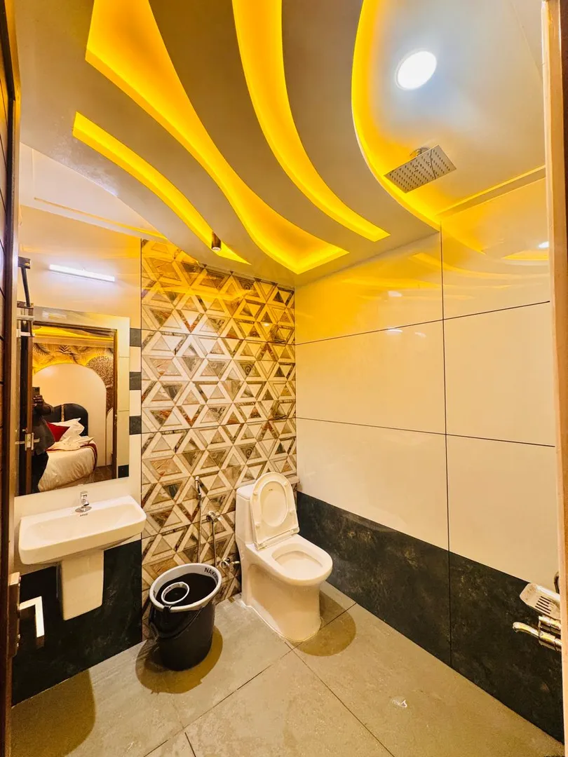 Defender Premium - 7 Bedroom Deluxe Houseboat Interior View | Kerala Houseboat Cruise | Alleppey Green Tourism