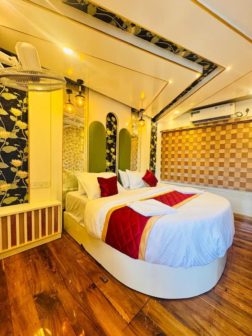 Defender Premium - 7 Bedroom Deluxe Houseboat Interior View | Kerala Houseboat Cruise | Alleppey Green Tourism