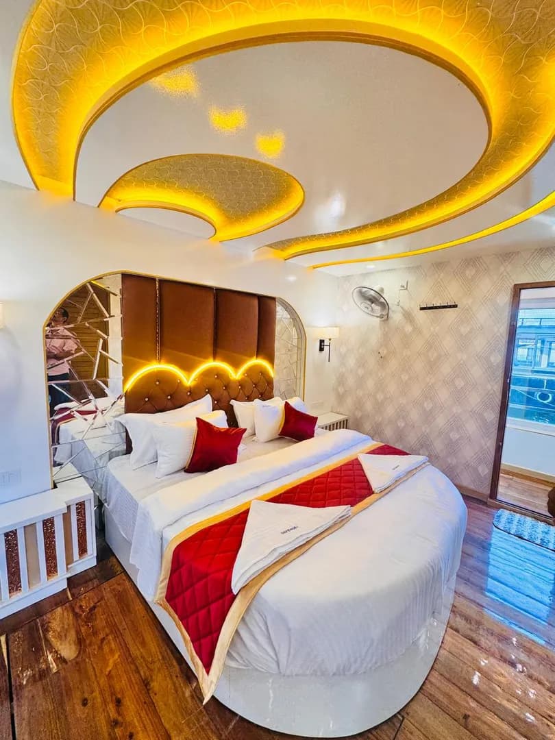 Defender Premium - 7 Bedroom Deluxe Houseboat Interior View | Alleppey Backwaters | Alleppey Green Tourism