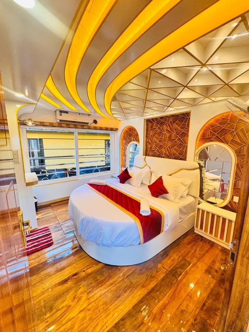 Defender Premium - 7 Bedroom Deluxe Houseboat Interior View | Alleppey Backwaters | Alleppey Green Tourism