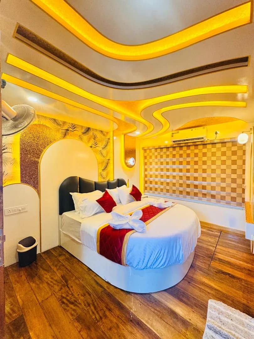 Defender Premium - 7 Bedroom Deluxe Houseboat Interior View | Kerala Houseboat Cruise | Alleppey Green Tourism
