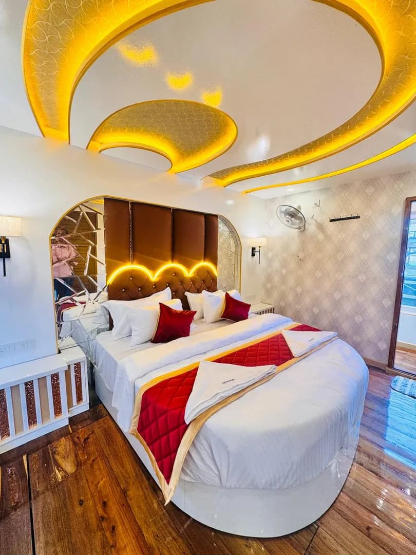 Defender Premium - 7 Bedroom Deluxe Houseboat Interior View | Kerala Houseboat Cruise | Alleppey Green Tourism