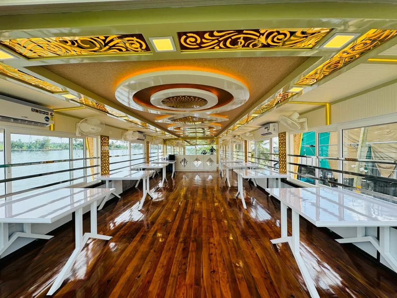 Legender Luxury - 7 Bedroom Deluxe Houseboat Interior View | Kerala Houseboat Cruise | Alleppey Green Tourism