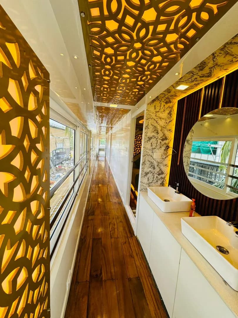 Legender Luxury - 7 Bedroom Deluxe Houseboat Interior View | Alleppey Backwaters | Alleppey Green Tourism