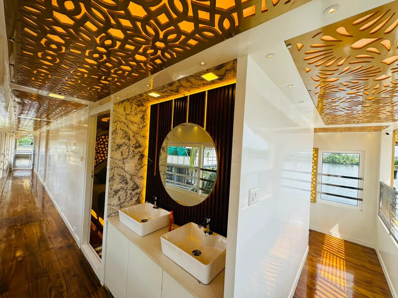 Legender Luxury - 7 Bedroom Deluxe Houseboat Interior View | Kerala Houseboat Cruise | Alleppey Green Tourism