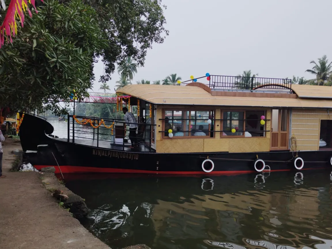 Kattilamma Premium I - 1 Bedroom Premium Houseboat Interior View | Kerala Houseboat Cruise | Alleppey Green Tourism