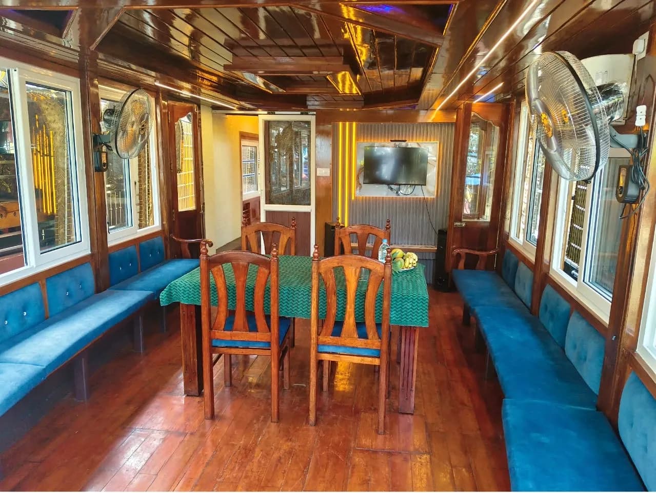 Robin Premium - 1 Bedroom Premium Houseboat Interior View | Alleppey Backwaters | Alleppey Green Tourism