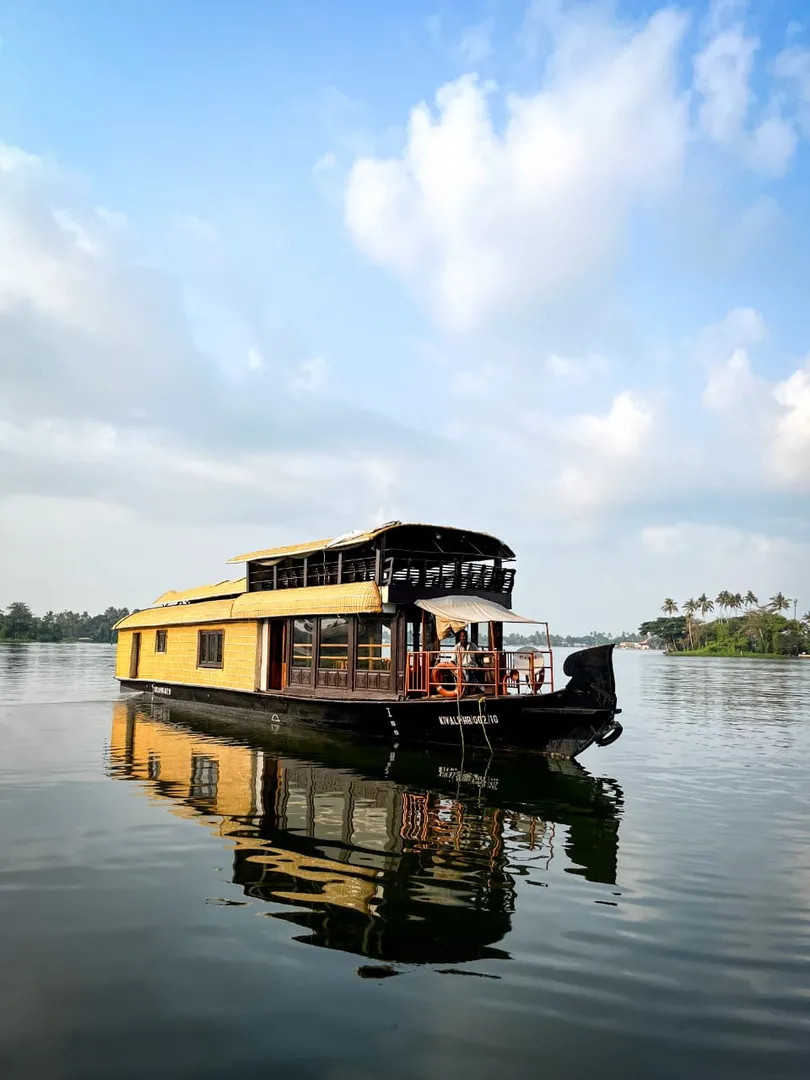 Robin Premium - 1 Bedroom Premium Houseboat Interior View | Alleppey Backwaters | Alleppey Green Tourism