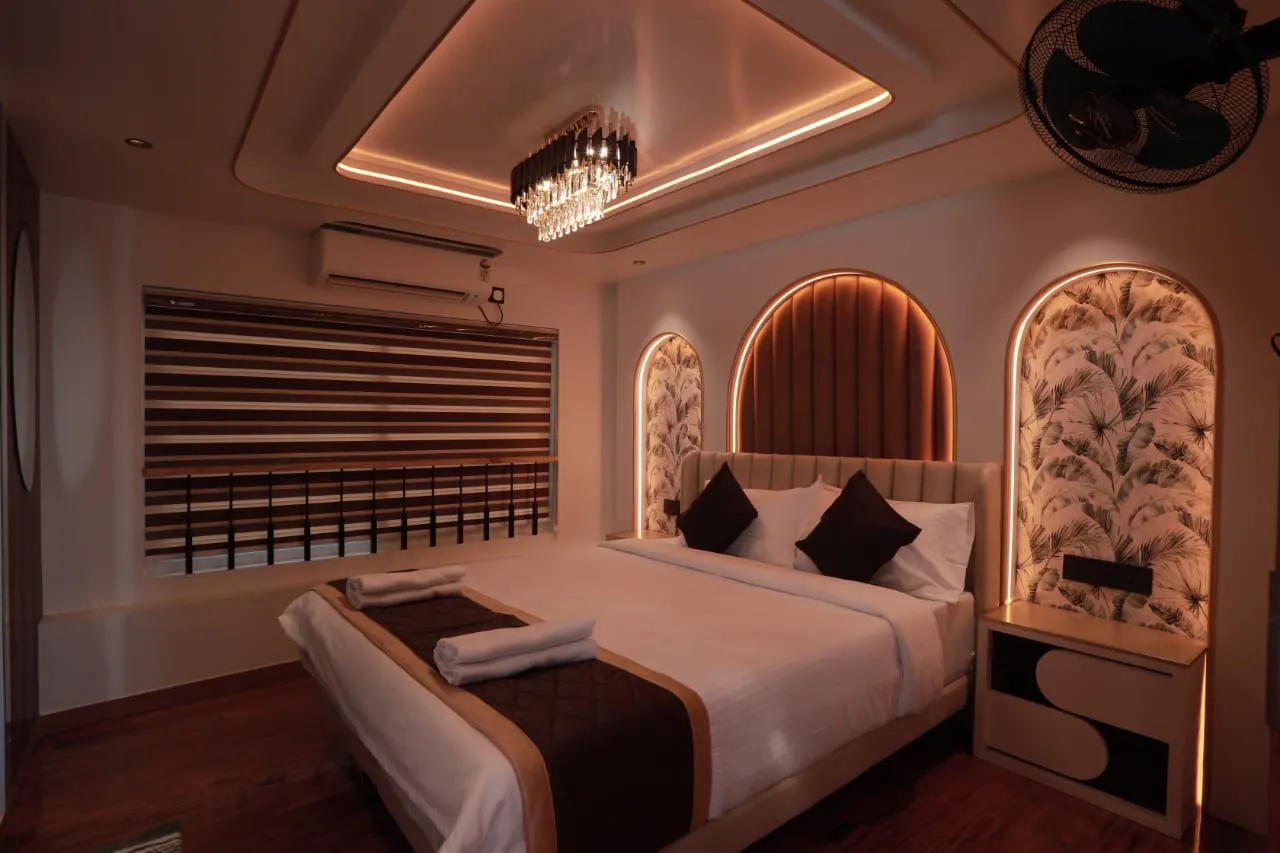 Fair Land Premium 4 - 4 Bedroom Premium Houseboat Interior View | Alleppey Backwaters | Alleppey Green Tourism