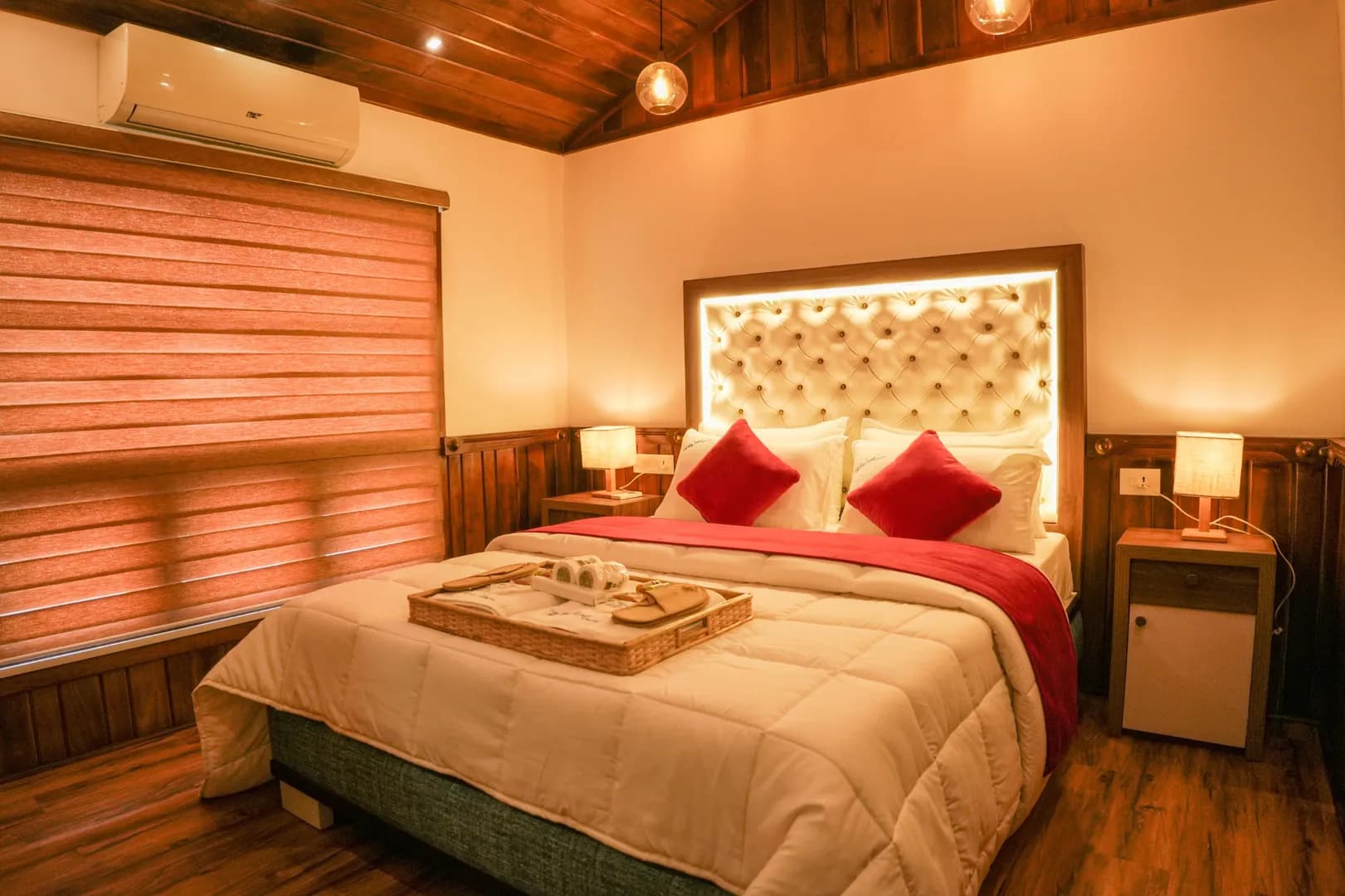 Why Not Premium - 1 Bedroom Premium Houseboat Interior View | Alleppey Backwaters | Alleppey Green Tourism