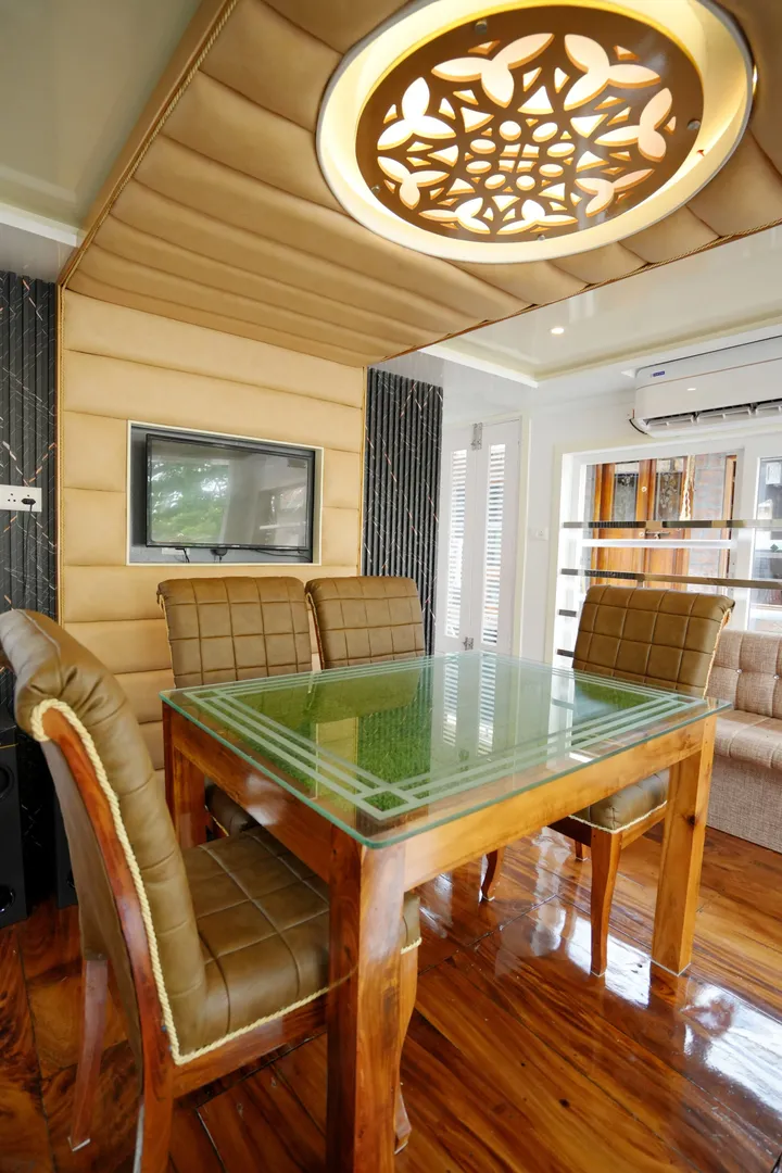 Lake Surya Luxury - 1 Bedroom Luxury Houseboat Interior View | Kerala Houseboat Cruise | Alleppey Green Tourism