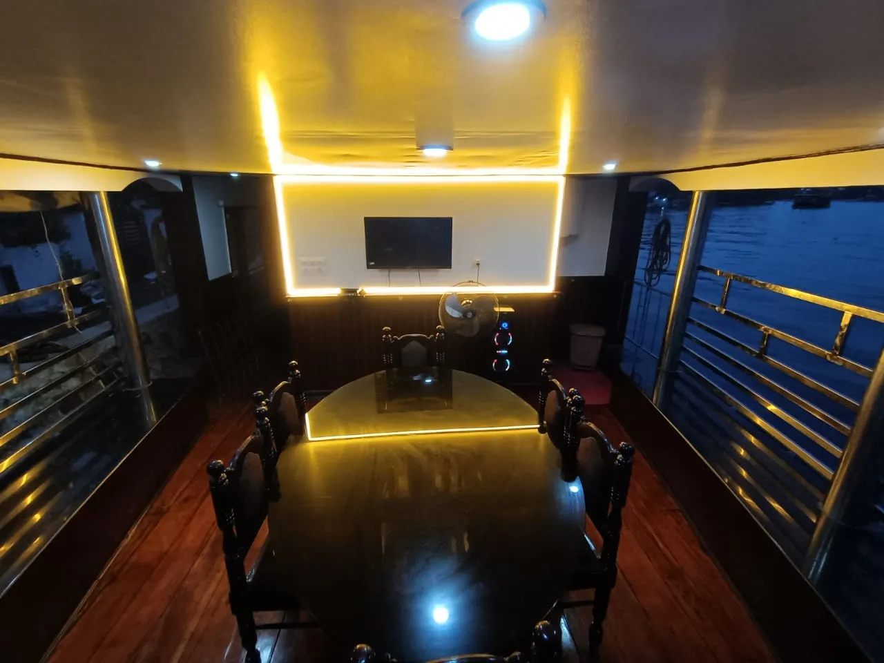 Manikandan Deluxe - 2 Bedroom Deluxe Houseboat Interior View | Alleppey Backwaters | Alleppey Green Tourism