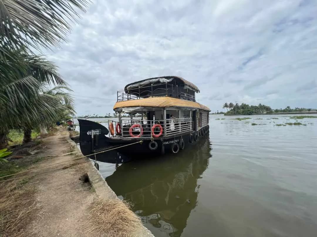 Manikandan Deluxe - 2 Bedroom Deluxe Houseboat Interior View | Kerala Houseboat Cruise | Alleppey Green Tourism