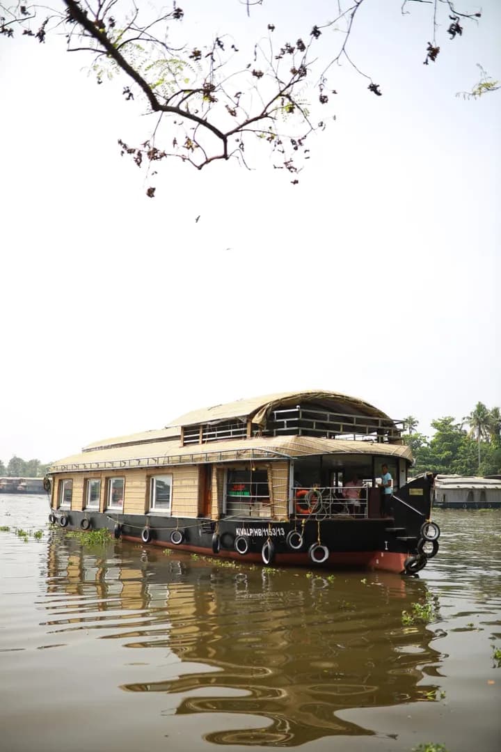 Oasis Deluxe 4 - 4 Bedroom Deluxe Houseboat Interior View | Kerala Houseboat Cruise | Alleppey Green Tourism