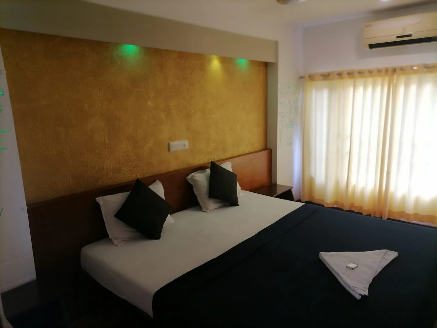 Oasis Deluxe 4 - 4 Bedroom Deluxe Houseboat Interior View | Alleppey Backwaters | Alleppey Green Tourism