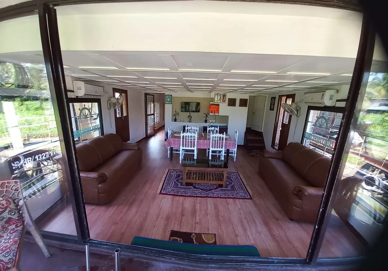Oasis Deluxe 4 - 4 Bedroom Deluxe Houseboat Interior View | Alleppey Backwaters | Alleppey Green Tourism