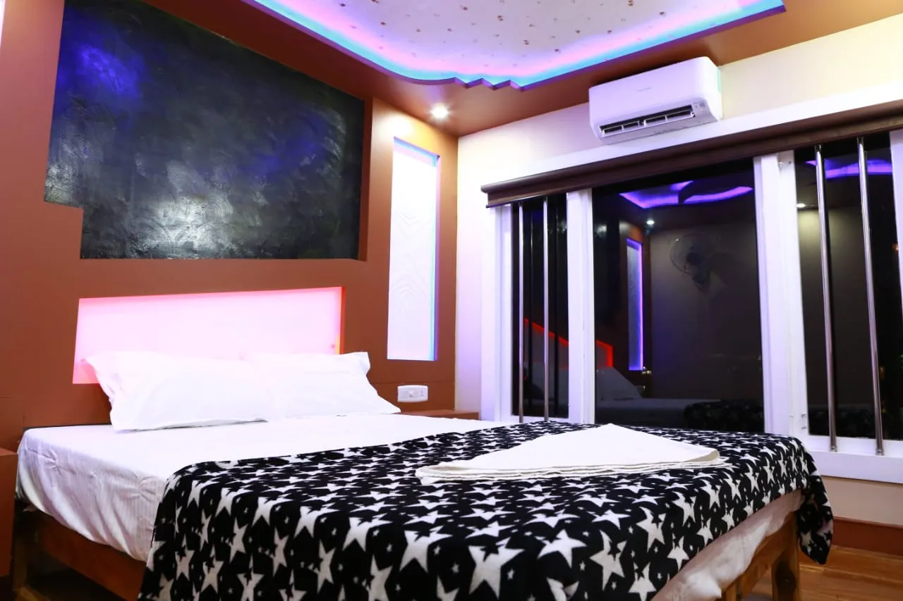 Paddy Land Deluxe - 7 Bedroom Deluxe Houseboat Interior View | Alleppey Backwaters | Alleppey Green Tourism