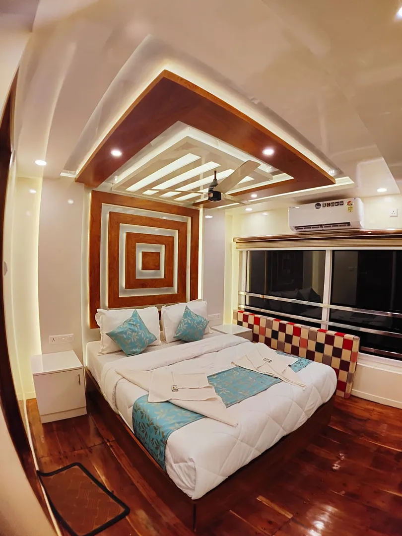 Royal Waves - 10 Bedroom Deluxe Houseboat Interior View | Kerala Houseboat Cruise | Alleppey Green Tourism