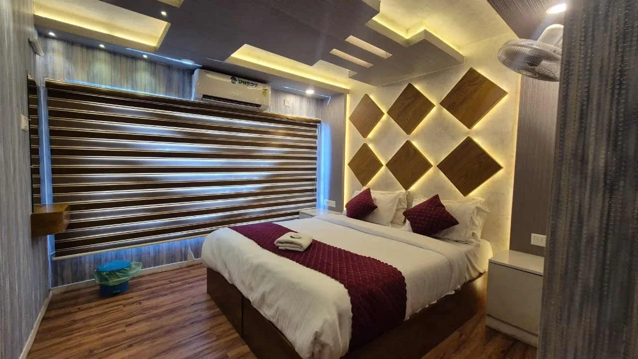 Royal Waves Deluxe - 10 Bedroom Deluxe Houseboat Interior View | Alleppey Backwaters | Alleppey Green Tourism