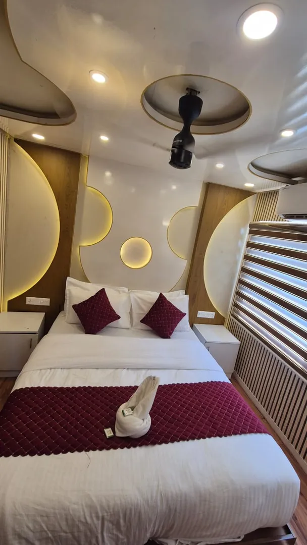 Royal Waves Deluxe - 10 Bedroom Deluxe Houseboat Interior View | Kerala Houseboat Cruise | Alleppey Green Tourism