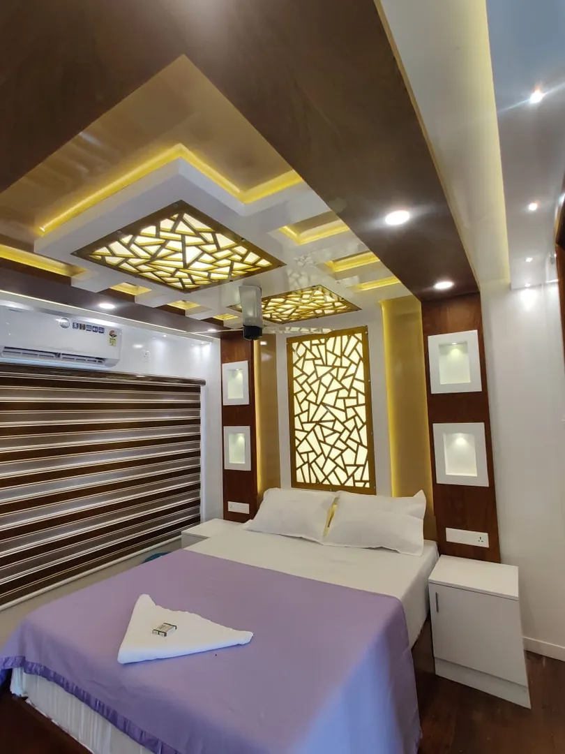Royal Waves Deluxe - 10 Bedroom Deluxe Houseboat Interior View | Kerala Houseboat Cruise | Alleppey Green Tourism