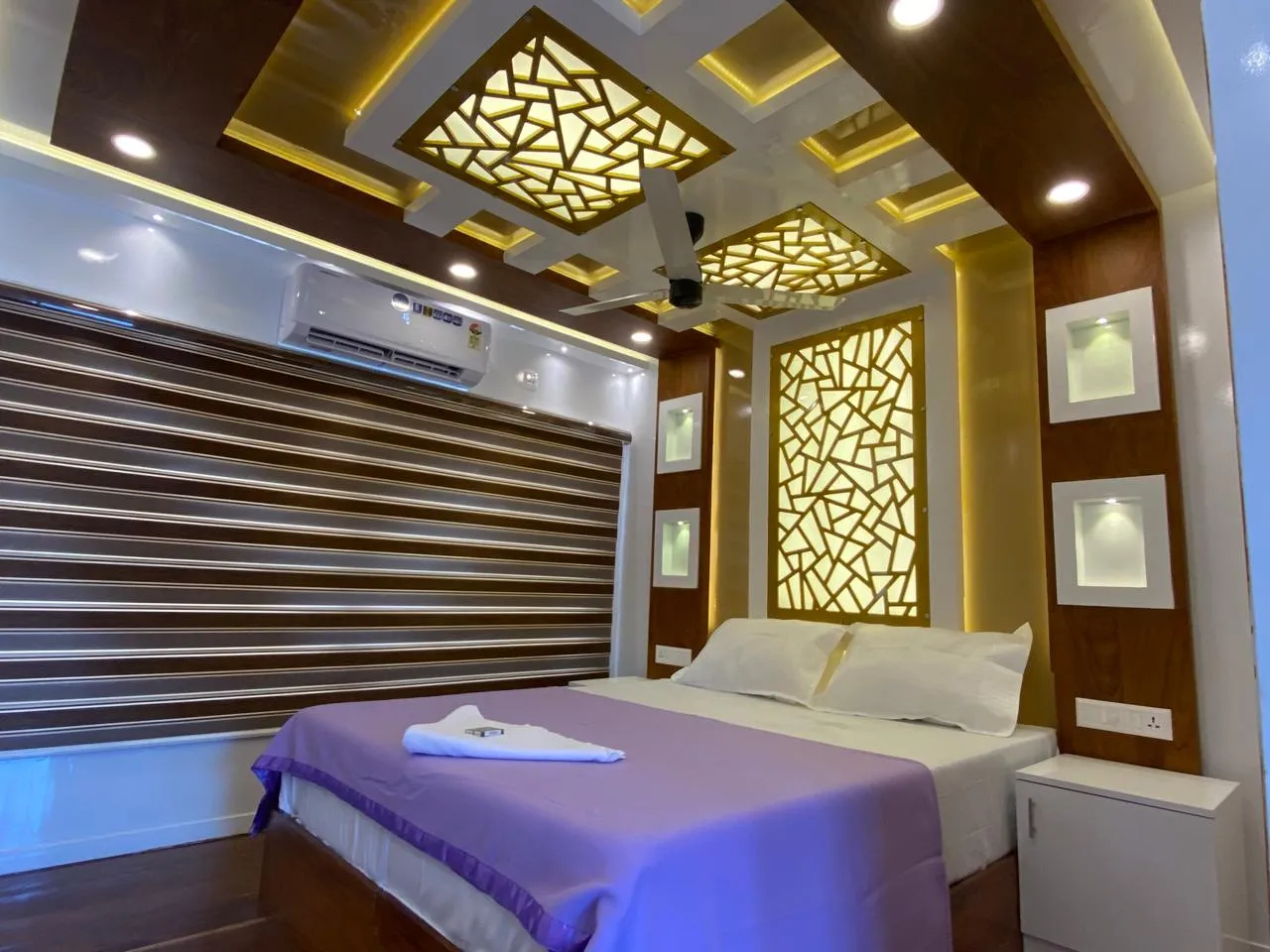 Royal Waves Deluxe - 10 Bedroom Deluxe Houseboat Interior View | Kerala Houseboat Cruise | Alleppey Green Tourism