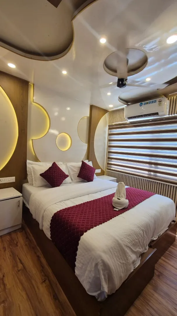 Royal Waves Deluxe - 10 Bedroom Deluxe Houseboat Interior View | Kerala Houseboat Cruise | Alleppey Green Tourism