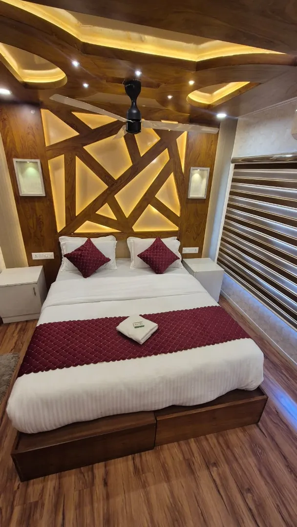 Royal Waves Deluxe - 10 Bedroom Deluxe Houseboat Interior View | Kerala Houseboat Cruise | Alleppey Green Tourism