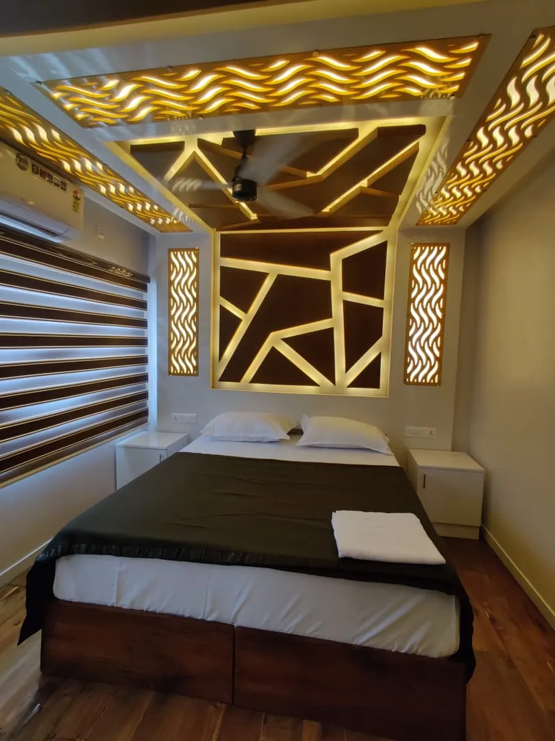 Royal Waves Deluxe - 10 Bedroom Deluxe Houseboat Interior View | Alleppey Backwaters | Alleppey Green Tourism